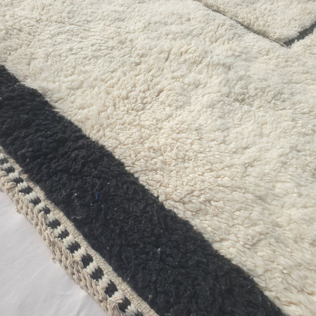 Kabna - Black & White Beni Ourain Rug - Minimalist Abstract Line Art Moroccan Berber Carpet | 5'x8'8" Ft | 154x264 cm