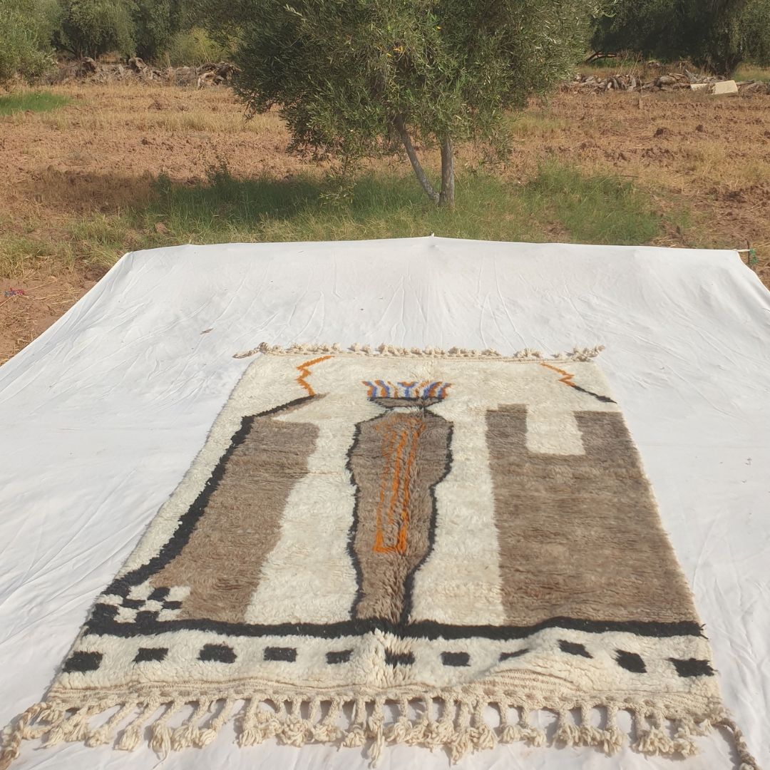 Mitahi - Tapis Beni Ouarain Pictural avec Figure, Tours et Bordure Damier - Tapis Berbere Tisse Main | 158x240 cm