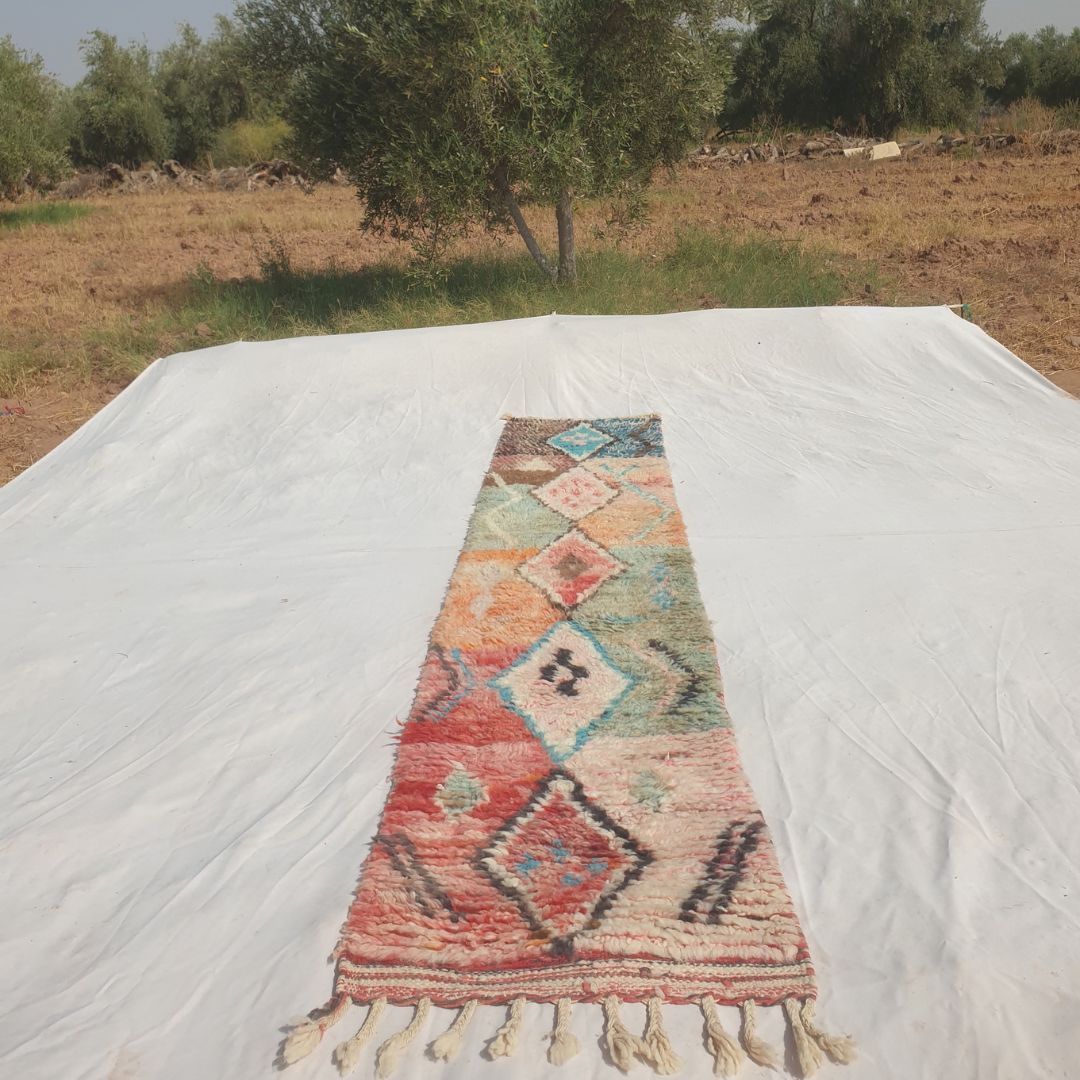 Larguiga - Kapea Pastellivarinen Marokkolainen Kaytavamatto Timanttimedaljonkien Ketjulla Pehmeilla Variruuduilla - Kasinkudottu Berber Matto | 60x300 cm
