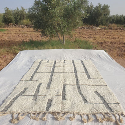 Kenaka - Beni Ourain Rug with Ivory Field and Irregular Gray Maze Line Pattern - Handwoven Berber Carpet | 6'11"x9'11" Ft | 211x303 cm