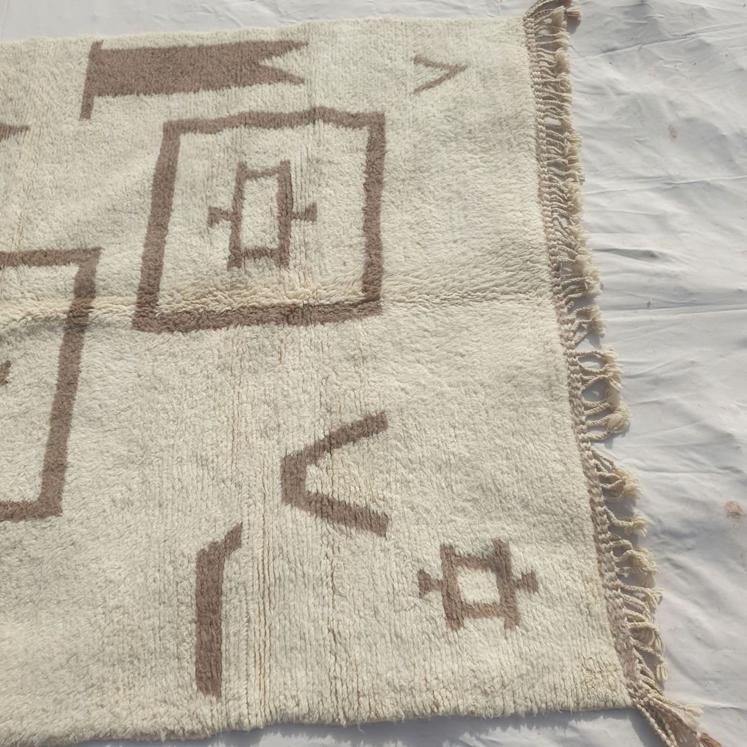 Amzada - Beni Ourain Rug with Ivory Field and Scattered Berber Symbol Motifs - Handwoven Berber Carpet | 6'9"x9'11" Ft | 207x303 cm - OunizZ