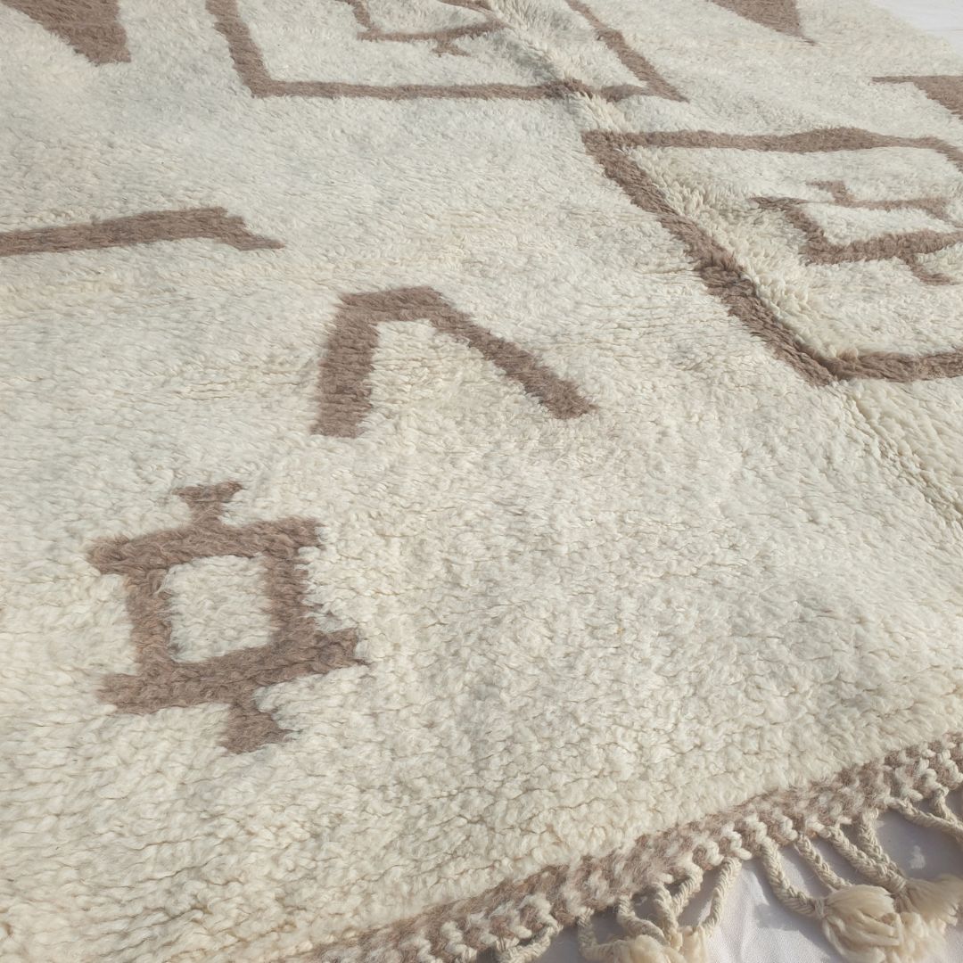 Amzada - Beni Ourain Rug with Ivory Field and Scattered Berber Symbol Motifs - Handwoven Berber Carpet | 6'9"x9'11" Ft | 207x303 cm - OunizZ