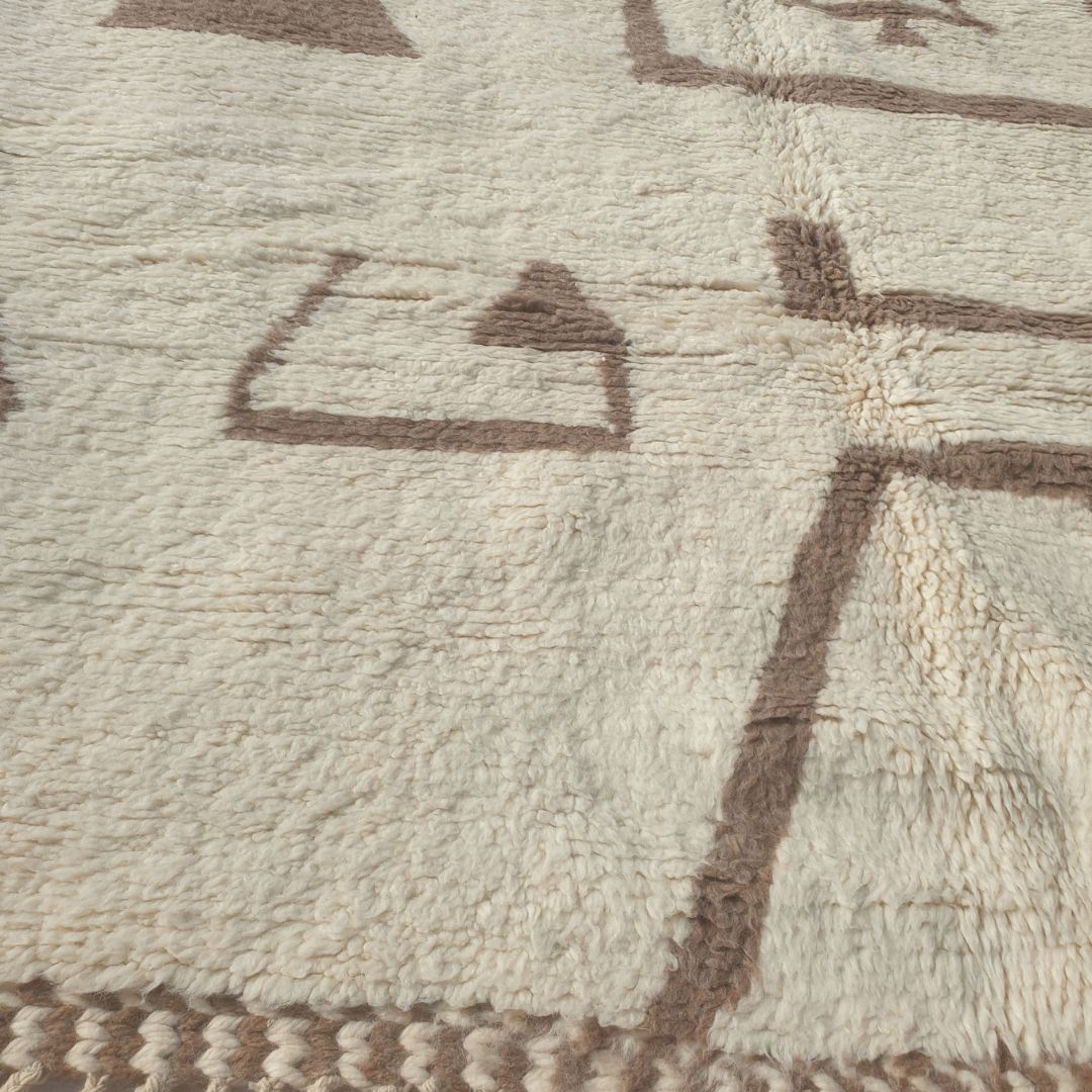 Amzada - Beni Ourain Rug with Ivory Field and Scattered Berber Symbol Motifs - Handwoven Berber Carpet | 6'9"x9'11" Ft | 207x303 cm - OunizZ