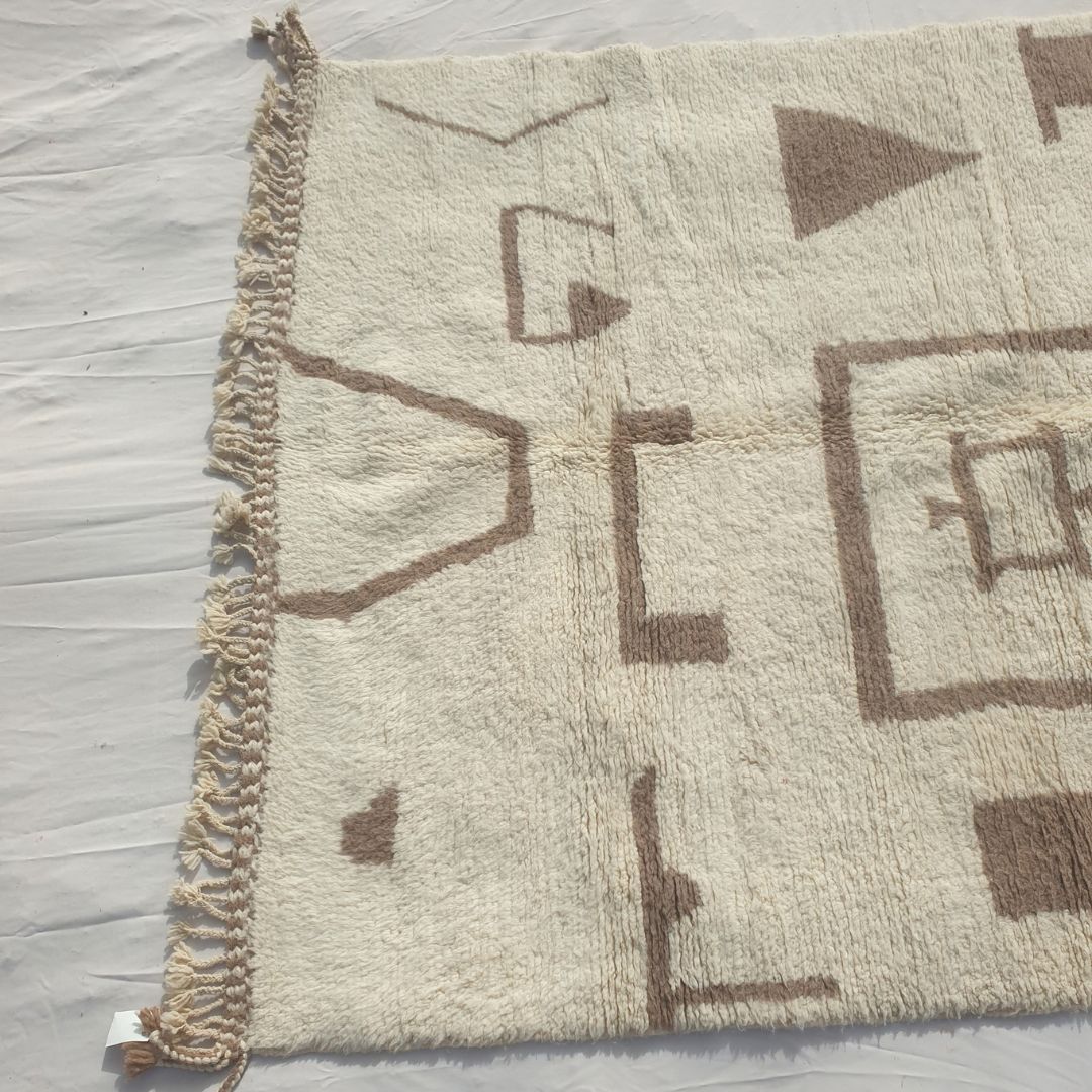 Amzada - Beni Ourain Rug with Ivory Field and Scattered Berber Symbol Motifs - Handwoven Berber Carpet | 6'9"x9'11" Ft | 207x303 cm - OunizZ