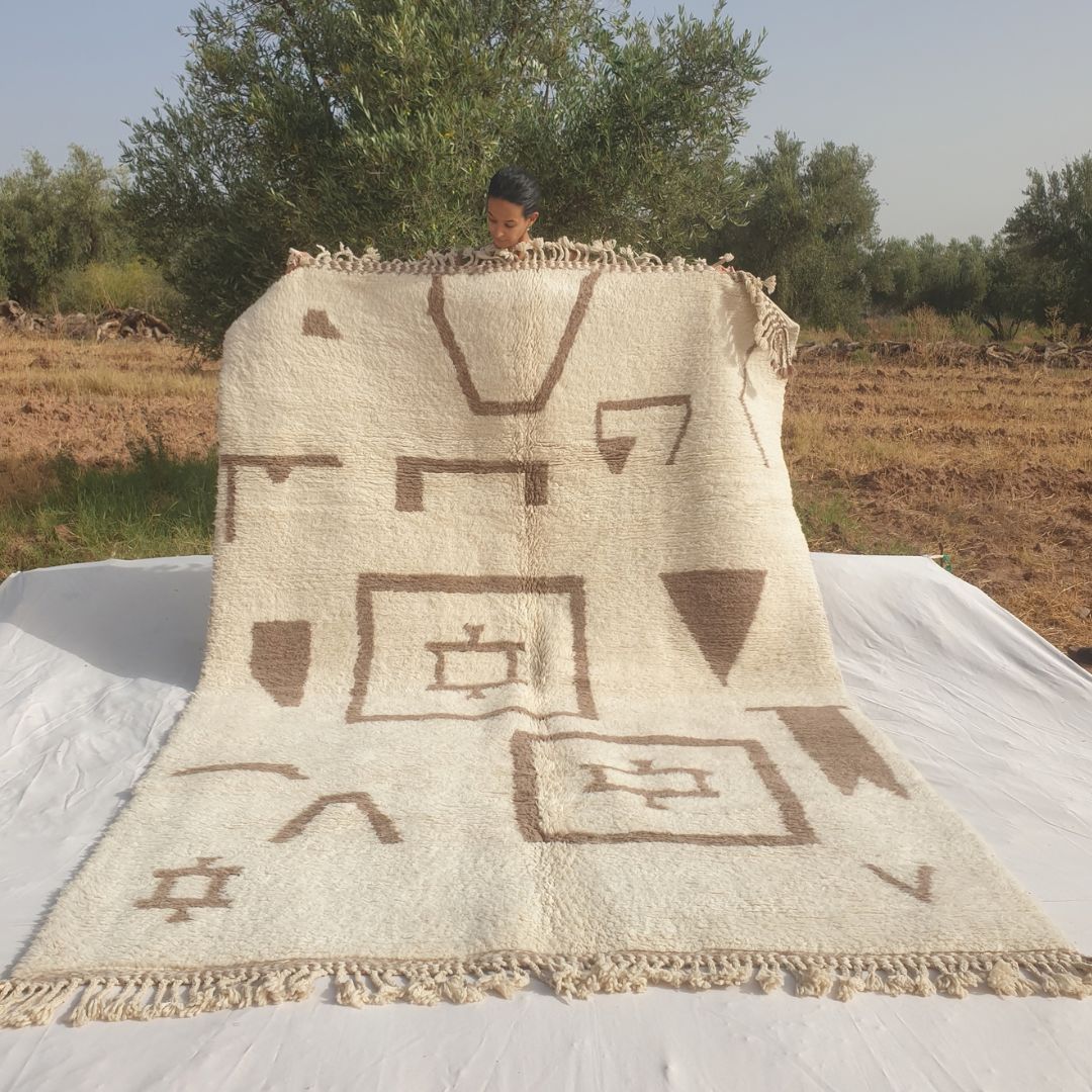Amzada - Beni Ourain Rug with Ivory Field and Scattered Berber Symbol Motifs - Handwoven Berber Carpet | 6'9"x9'11" Ft | 207x303 cm - OunizZ