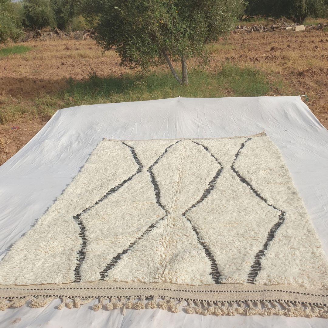 Dowazi - Classic Beni Ourain Diamond Rug with Ivory Field and Charcoal Lattice - Handwoven Berber Carpet | 6'9"x9'5" Ft | 208x289 cm - OunizZ