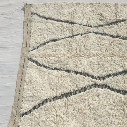 Dowazi - Classic Beni Ourain Diamond Rug with Ivory Field and Charcoal Lattice - Handwoven Berber Carpet | 6'9"x9'5" Ft | 208x289 cm - OunizZ