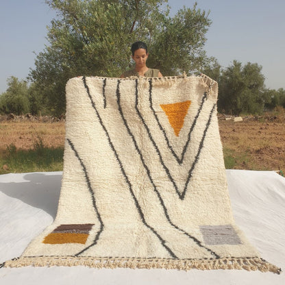 Farnana - Ivory Beni Ourain Rug with Sweeping Charcoal Lines and Colour Block Accents - Handwoven Berber Carpet | 5'2"x7'2" Ft | 156x220 cm - OunizZ