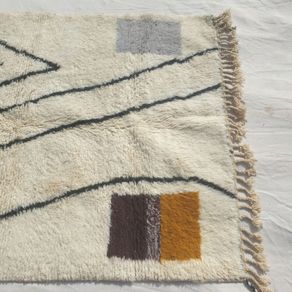 Farnana - Ivory Beni Ourain Rug with Sweeping Charcoal Lines and Colour Block Accents - Handwoven Berber Carpet | 5'2"x7'2" Ft | 156x220 cm - OunizZ