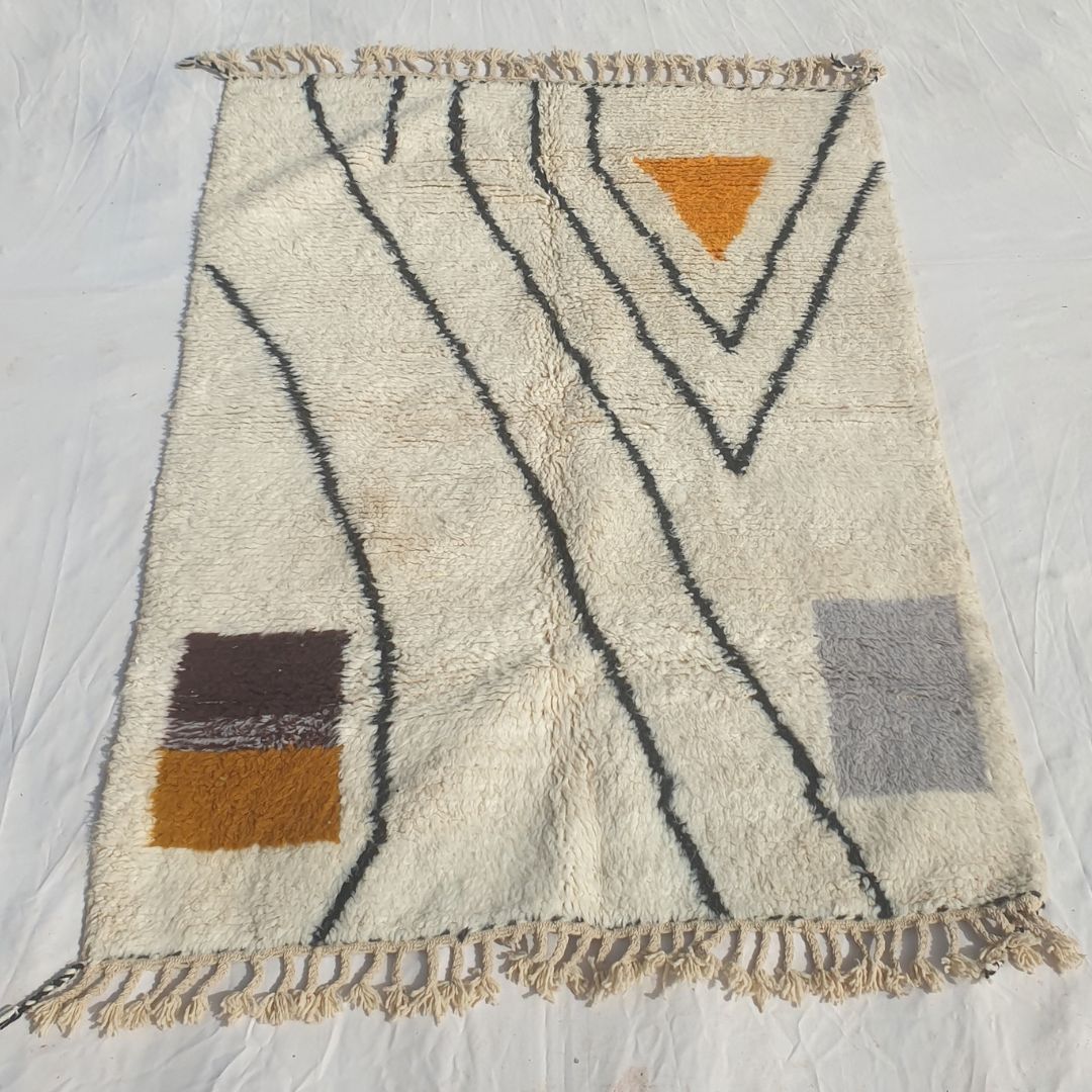 Farnana - Ivory Beni Ourain Rug with Sweeping Charcoal Lines and Colour Block Accents - Handwoven Berber Carpet | 5'2"x7'2" Ft | 156x220 cm - OunizZ
