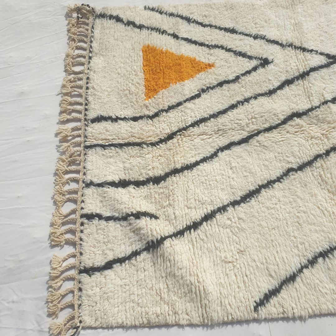 Farnana - Ivory Beni Ourain Rug with Sweeping Charcoal Lines and Colour Block Accents - Handwoven Berber Carpet | 5'2"x7'2" Ft | 156x220 cm - OunizZ