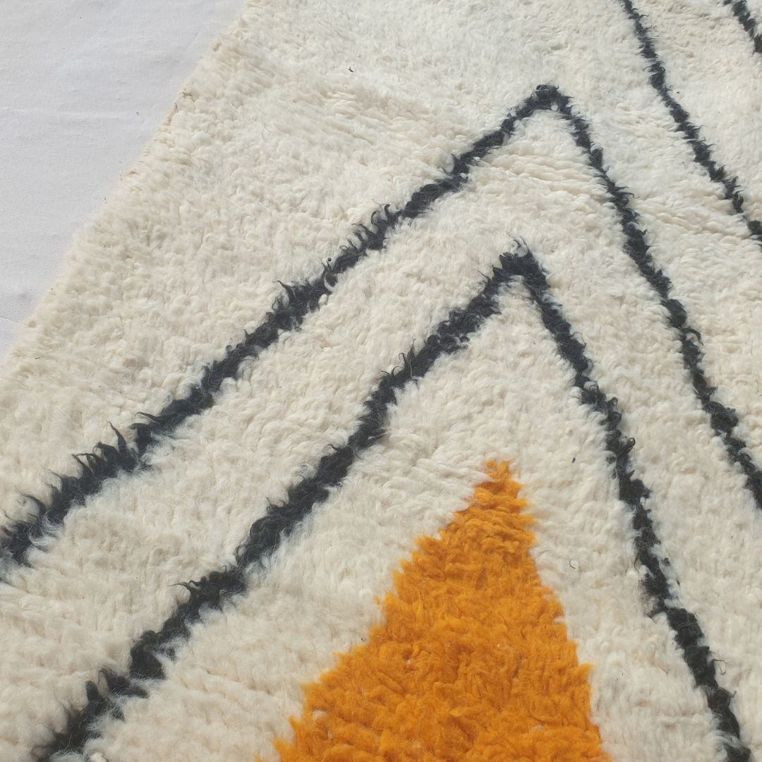 Farnana - Ivory Beni Ourain Rug with Sweeping Charcoal Lines and Colour Block Accents - Handwoven Berber Carpet | 5'2"x7'2" Ft | 156x220 cm - OunizZ