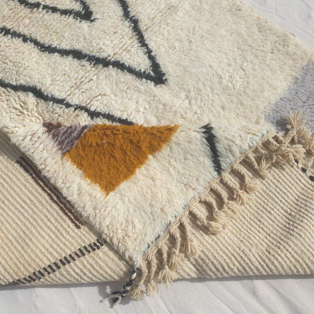 Farnana - Ivory Beni Ourain Rug with Sweeping Charcoal Lines and Colour Block Accents - Handwoven Berber Carpet | 5'2"x7'2" Ft | 156x220 cm - OunizZ