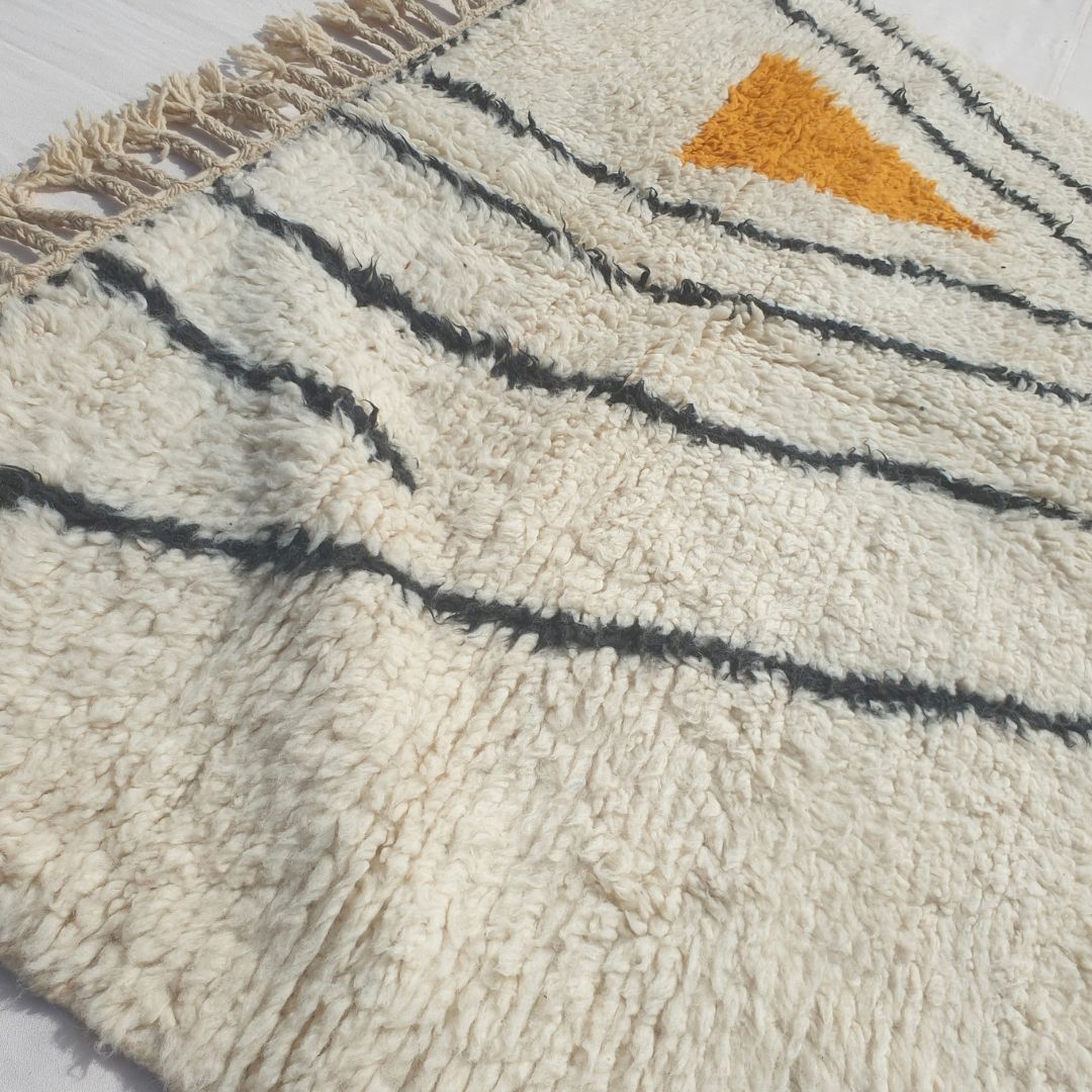 Farnana - Ivory Beni Ourain Rug with Sweeping Charcoal Lines and Colour Block Accents - Handwoven Berber Carpet | 5'2"x7'2" Ft | 156x220 cm - OunizZ
