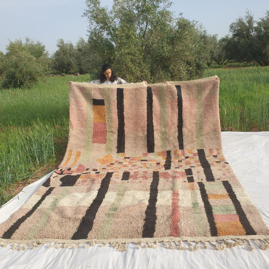 Hmana - Handmade Boujad Rug 9x13 ft – Pastel Pink Beige Black Abstract Geometric Moroccan Wool Carpet | 9'6"x13'9" Ft | 290x421 cm - OunizZ
