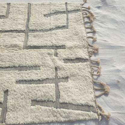 Kenaka - Beni Ourain Rug with Ivory Field and Irregular Gray Maze Line Pattern - Handwoven Berber Carpet | 6'11"x9'11" Ft | 211x303 cm - OunizZ