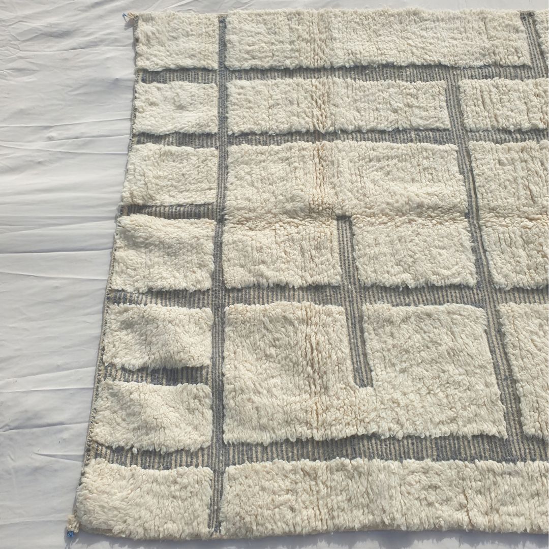 Kenaka - Beni Ourain Rug with Ivory Field and Irregular Gray Maze Line Pattern - Handwoven Berber Carpet | 6'11"x9'11" Ft | 211x303 cm - OunizZ