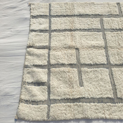 Kenaka - Beni Ourain Rug with Ivory Field and Irregular Gray Maze Line Pattern - Handwoven Berber Carpet | 6'11"x9'11" Ft | 211x303 cm - OunizZ