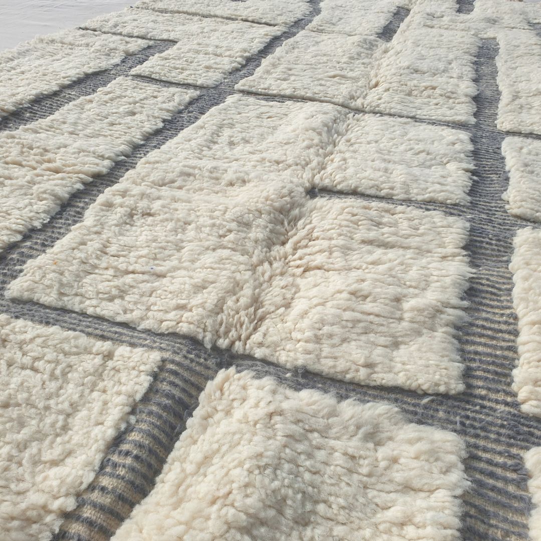 Kenaka - Beni Ourain Rug with Ivory Field and Irregular Gray Maze Line Pattern - Handwoven Berber Carpet | 6'11"x9'11" Ft | 211x303 cm - OunizZ