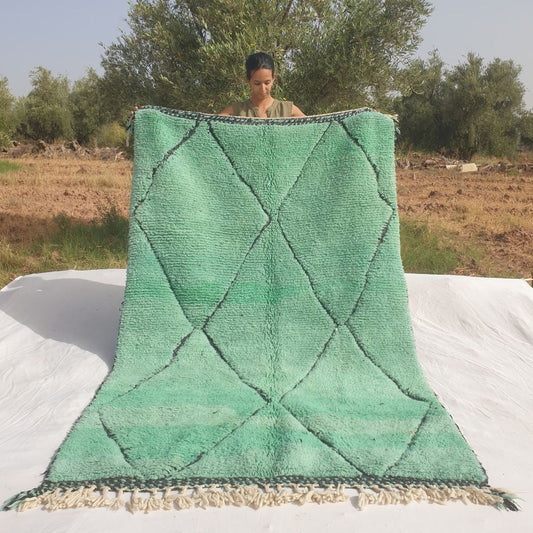 Makhda - Green Beni Ourain Rug with Classic Diamond Lattice - Handwoven Berber Carpet | 5'3"x8'3" Ft | 161x252 cm - OunizZ