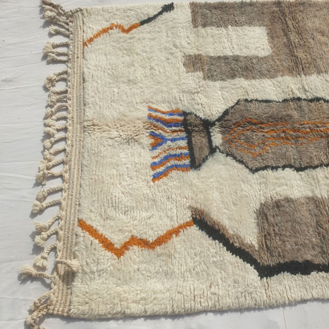 Mitahi - Pictorial Beni Ourain Rug with Figure, Towers and Checkerboard Border - Handwoven Berber Carpet | 5'2"x7'10" Ft | 158x240 cm - OunizZ
