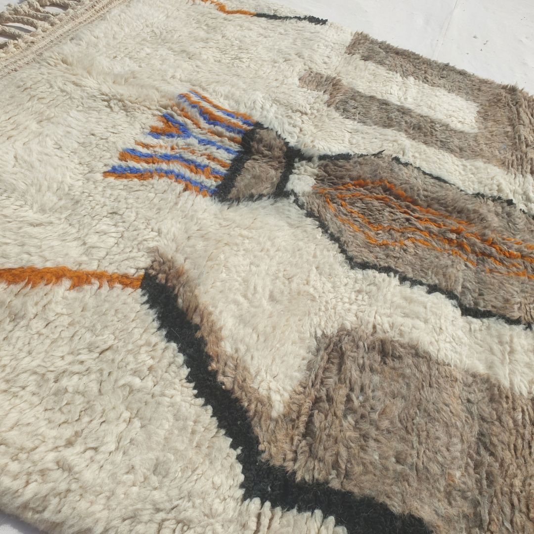 Mitahi - Pictorial Beni Ourain Rug with Figure, Towers and Checkerboard Border - Handwoven Berber Carpet | 5'2"x7'10" Ft | 158x240 cm - OunizZ