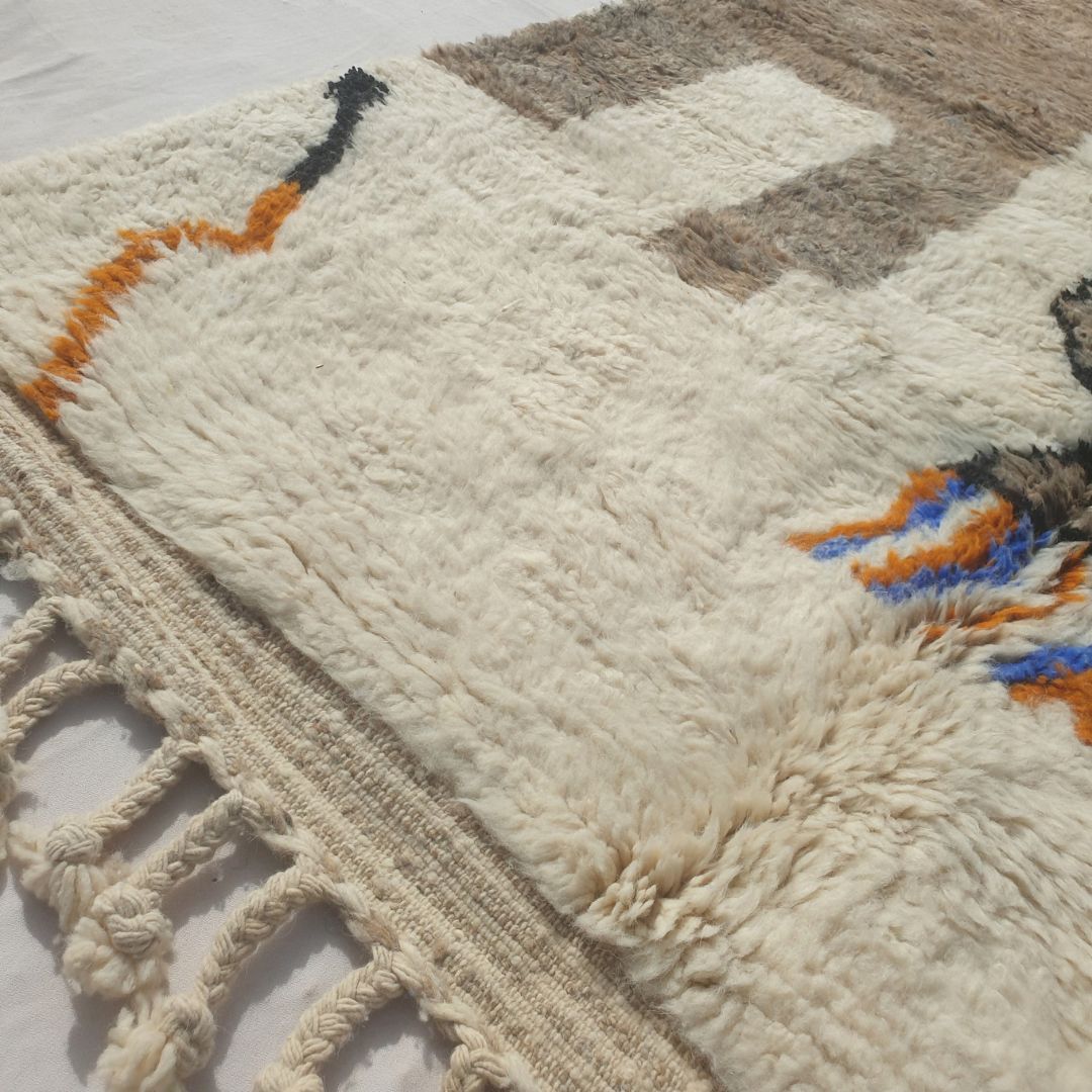 Mitahi - Pictorial Beni Ourain Rug with Figure, Towers and Checkerboard Border - Handwoven Berber Carpet | 5'2"x7'10" Ft | 158x240 cm - OunizZ
