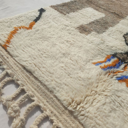 Mitahi - Pictorial Beni Ourain Rug with Figure, Towers and Checkerboard Border - Handwoven Berber Carpet | 5'2"x7'10" Ft | 158x240 cm - OunizZ