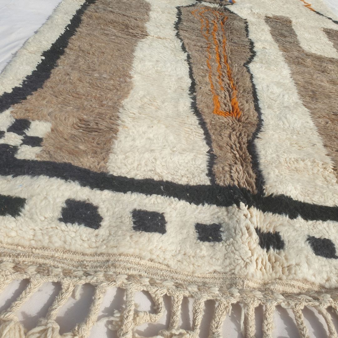 Mitahi - Pictorial Beni Ourain Rug with Figure, Towers and Checkerboard Border - Handwoven Berber Carpet | 5'2"x7'10" Ft | 158x240 cm - OunizZ