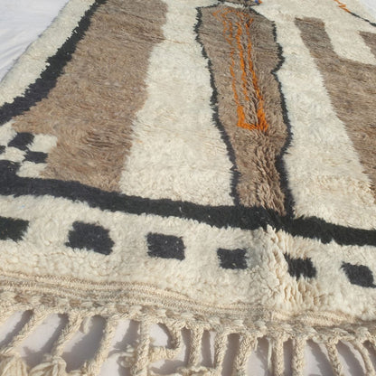 Mitahi - Pictorial Beni Ourain Rug with Figure, Towers and Checkerboard Border - Handwoven Berber Carpet | 5'2"x7'10" Ft | 158x240 cm - OunizZ