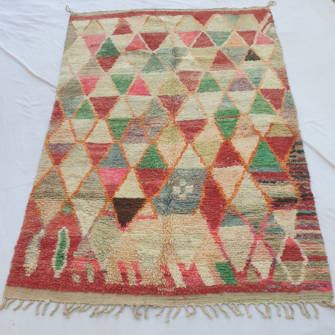 handwoven Boujad Berber rug (200x300 cm) laid flat, the full harlequin triangle composition visible — orange diamond grid across the full field in red, green, ivory, pink, blue, khaki, brown and purple triangles.