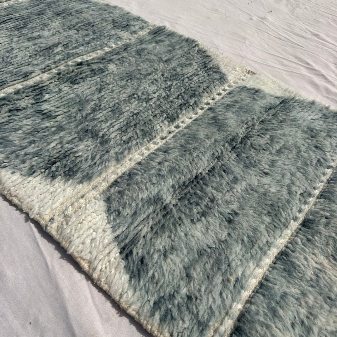 Samfna - Sage Grey Beni Ourain Runner Rug with Stacked Hexagon Tiles on Cream - Handwoven Berber Carpet | 2'9"x9'11" Ft | 85x304 cm - OunizZ