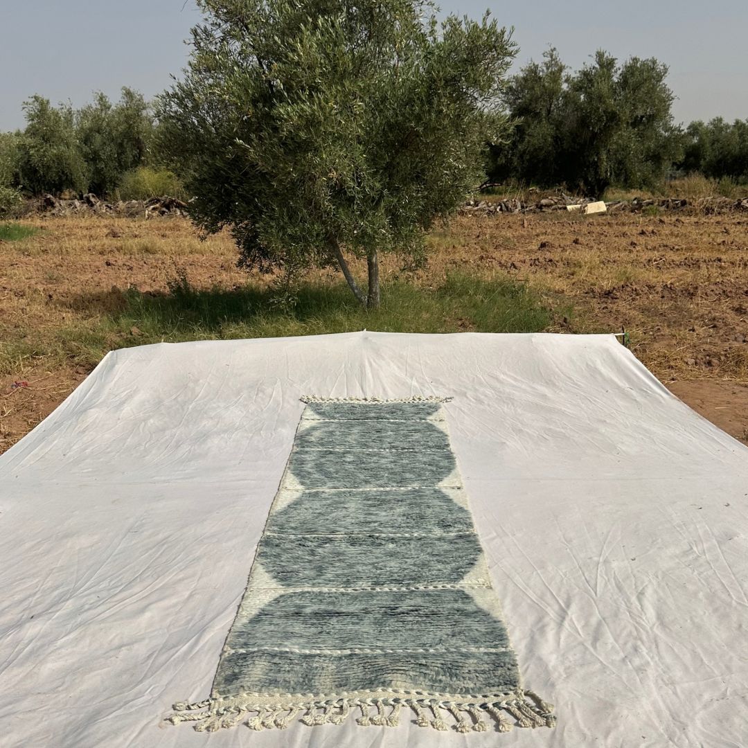 Samfna - Sage Grey Beni Ourain Runner Rug with Stacked Hexagon Tiles on Cream - Handwoven Berber Carpet | 2'9"x9'11" Ft | 85x304 cm - OunizZ