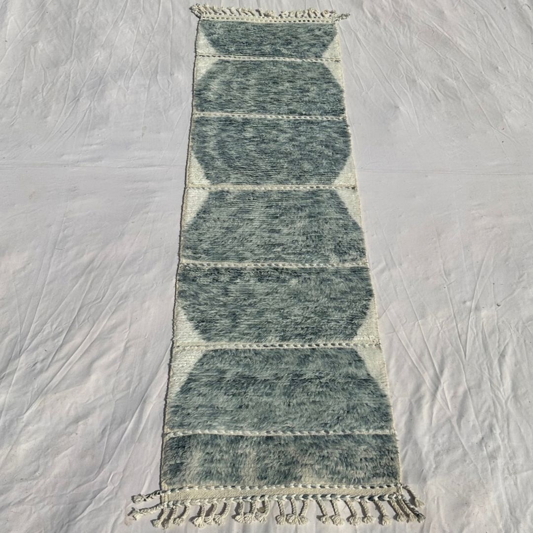 Samfna - Sage Grey Beni Ourain Runner Rug with Stacked Hexagon Tiles on Cream - Handwoven Berber Carpet | 2'9"x9'11" Ft | 85x304 cm - OunizZ