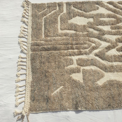 Shakla - Taupe Labyrinth Beni Ourain Rug with Sculpted Pile on Cream - Handwoven Berber Carpet | 5'x8'6" Ft | 153x259 cm - OunizZ