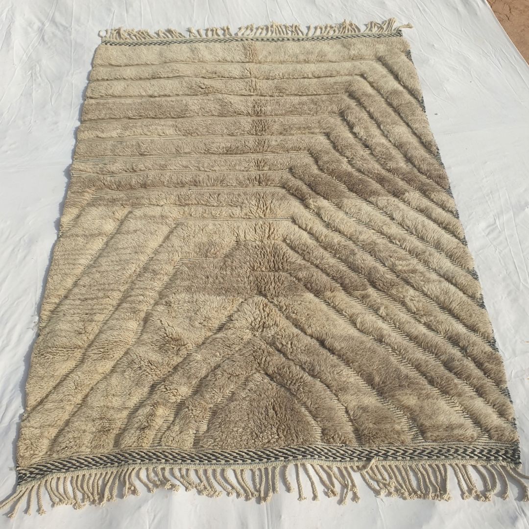 Stilma - Beni Ourain Rug with Tan Field and Radiating Chevron Texture - Handwoven Berber Carpet | 7'x9'10" Ft | 215x300 cm - OunizZ