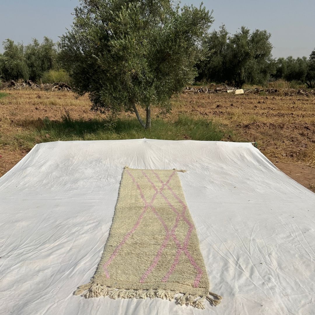Tabaha - Cream Beni Ourain Runner Rug with Fine Pink Diamond Lattice Lines - Handwoven Berber Carpet | 2'5"x9'5" Ft | 75x287 cm - OunizZ