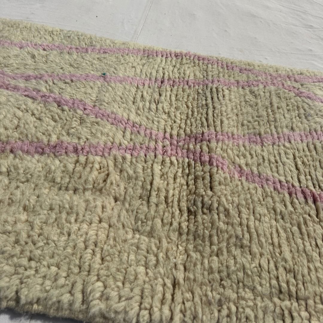 Tabaha - Cream Beni Ourain Runner Rug with Fine Pink Diamond Lattice Lines - Handwoven Berber Carpet | 2'5"x9'5" Ft | 75x287 cm - OunizZ