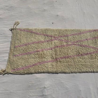 Tabaha - Cream Beni Ourain Runner Rug with Fine Pink Diamond Lattice Lines - Handwoven Berber Carpet | 2'5"x9'5" Ft | 75x287 cm - OunizZ