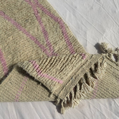 Tabaha - Cream Beni Ourain Runner Rug with Fine Pink Diamond Lattice Lines - Handwoven Berber Carpet | 2'5"x9'5" Ft | 75x287 cm - OunizZ