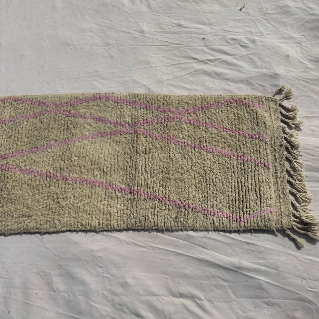 Tabaha - Cream Beni Ourain Runner Rug with Fine Pink Diamond Lattice Lines - Handwoven Berber Carpet | 2'5"x9'5" Ft | 75x287 cm - OunizZ