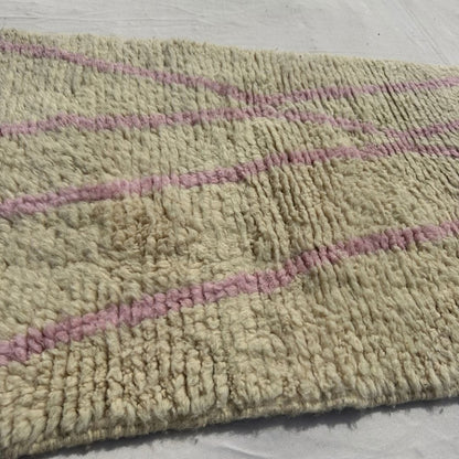 Tabaha - Cream Beni Ourain Runner Rug with Fine Pink Diamond Lattice Lines - Handwoven Berber Carpet | 2'5"x9'5" Ft | 75x287 cm - OunizZ