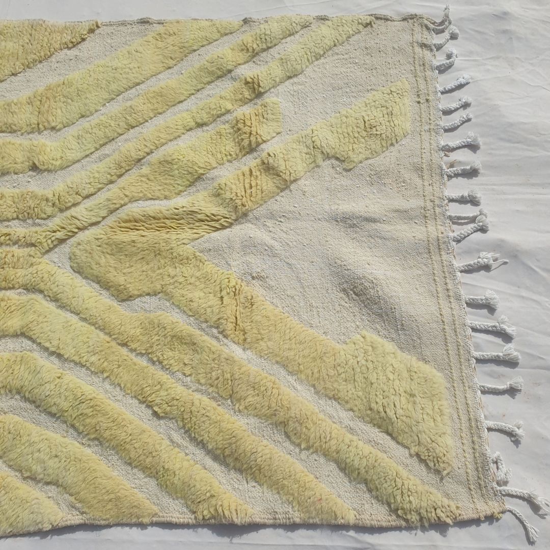Tahadi - Yellow-Green Ombre Beni Ourain Rug with Raised Chevron Pile on Cream - Handwoven Berber Carpet | 5'3"x7'7" Ft | 160x232 cm - OunizZ