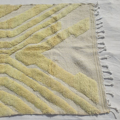 Tahadi - Yellow-Green Ombre Beni Ourain Rug with Raised Chevron Pile on Cream - Handwoven Berber Carpet | 5'3"x7'7" Ft | 160x232 cm - OunizZ