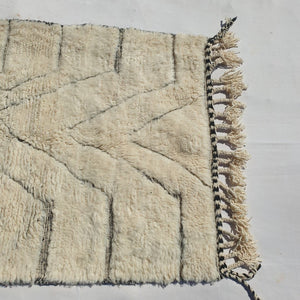 Zelka - Moroccan Rug 3x5 White Azilal | Authentic Berber Moroccan Bedroom Rug | Handmade 100% Wool Rug | 162x111 cm | 5'31x3'64 ft - OunizZ