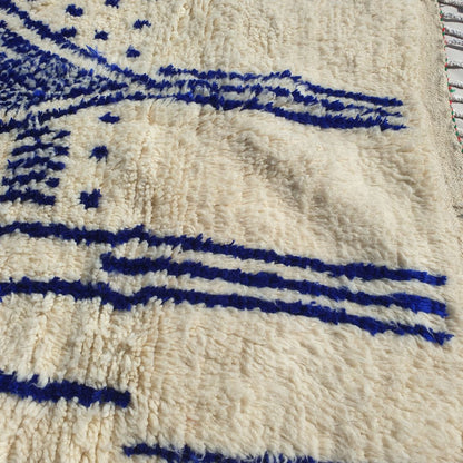 Znata - White & Blue Moroccan Rug Azilal | Authentic Berber Design | 4'76x8'43 ft | 145x257 cm - OunizZ