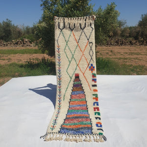 Bassima - Beni Ouarain Moroccan Runner Rug | Authentic Berber White Wool Hallway runner | 9'5x3 Ft | 290x90 cm - OunizZ