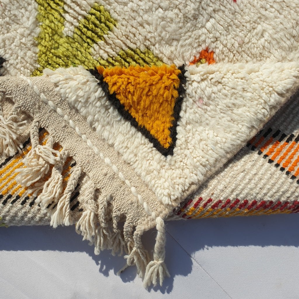 Chalhia - BENI OUARAIN Moroccan White Rug for Bedroom | Moroccan High Pile Area Rug Berber Authentic Wool | 4'9x3'6 Ft | 148x109 cm - OunizZ