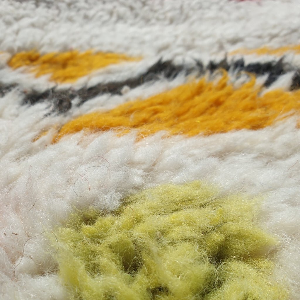 Chalhia - BENI OUARAIN Moroccan White Rug for Bedroom | Moroccan High Pile Area Rug Berber Authentic Wool | 4'9x3'6 Ft | 148x109 cm - OunizZ