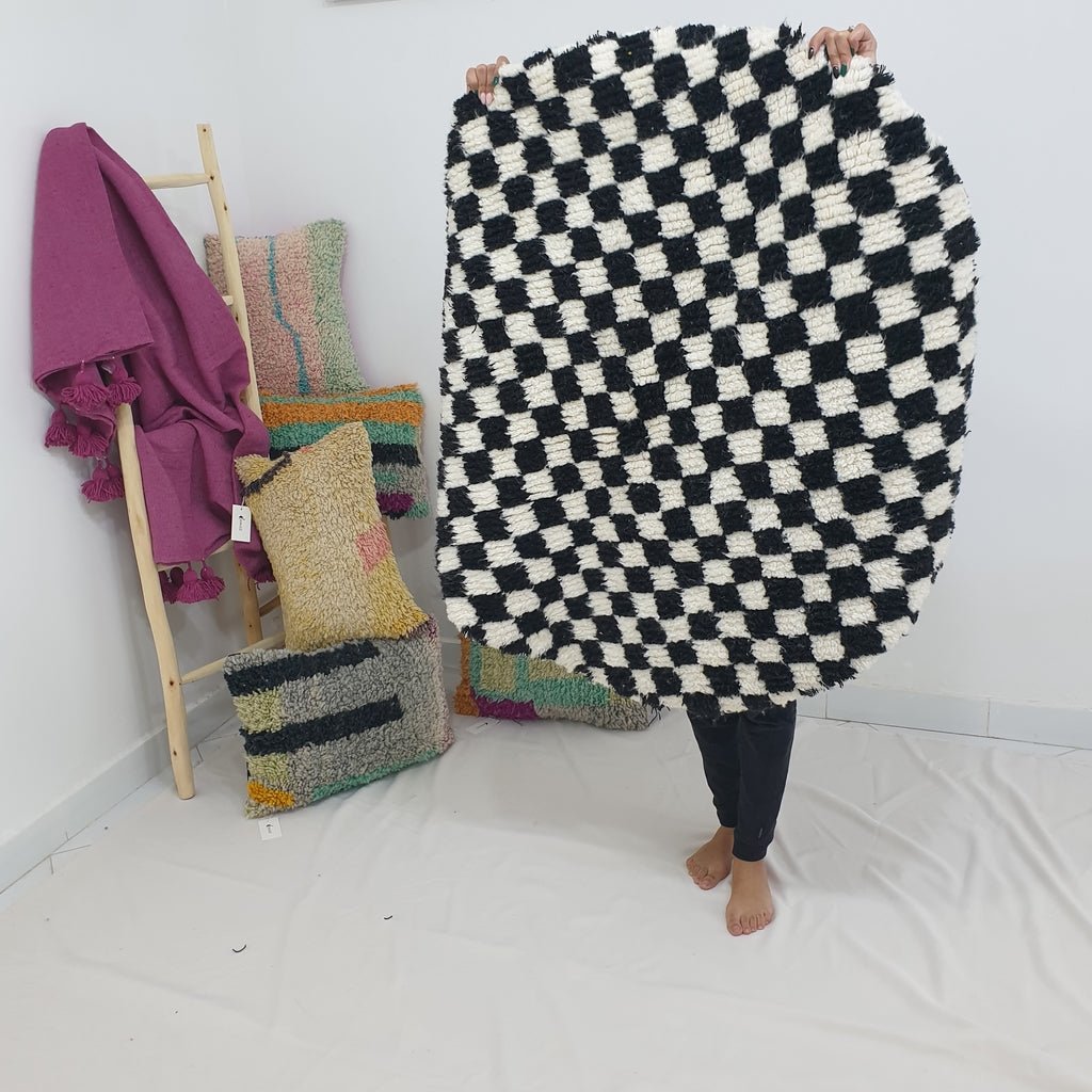 Checkered Round Moroccan Boujaad Rug Black and White | TOUIJA | 2'5 Ft | 0,75 m | 100% wool handmade - OunizZ